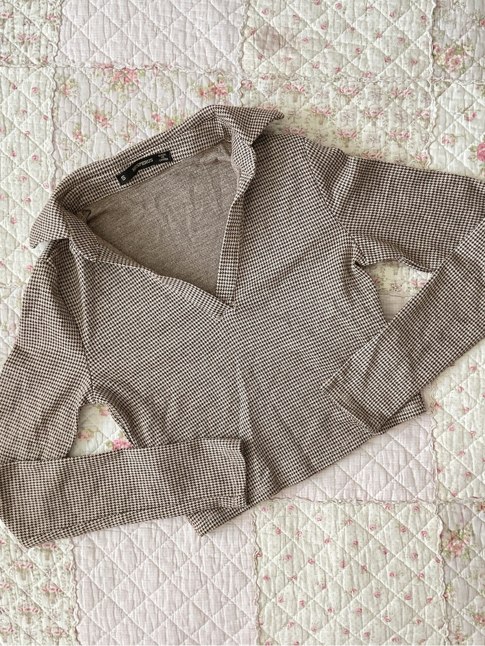 Cropped V-Neck Collared Sweater in Taupe Houndstooth